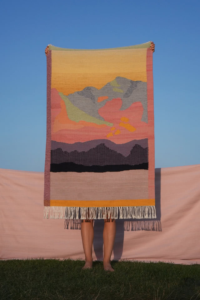 dziewczyna trzyma kolorowy kilim