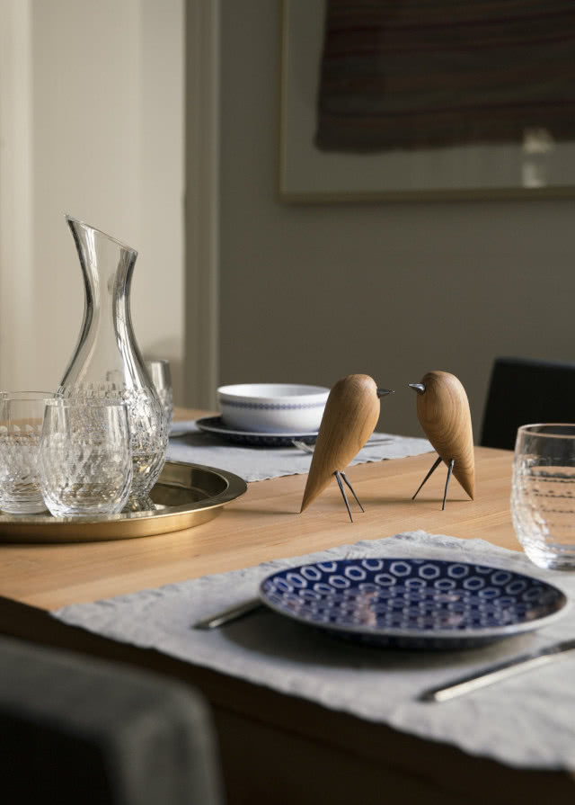 drewniane ptaszki na stole