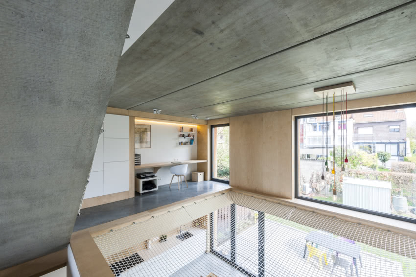 Loftowe wnętrze z antresolą, projekt: Denc...