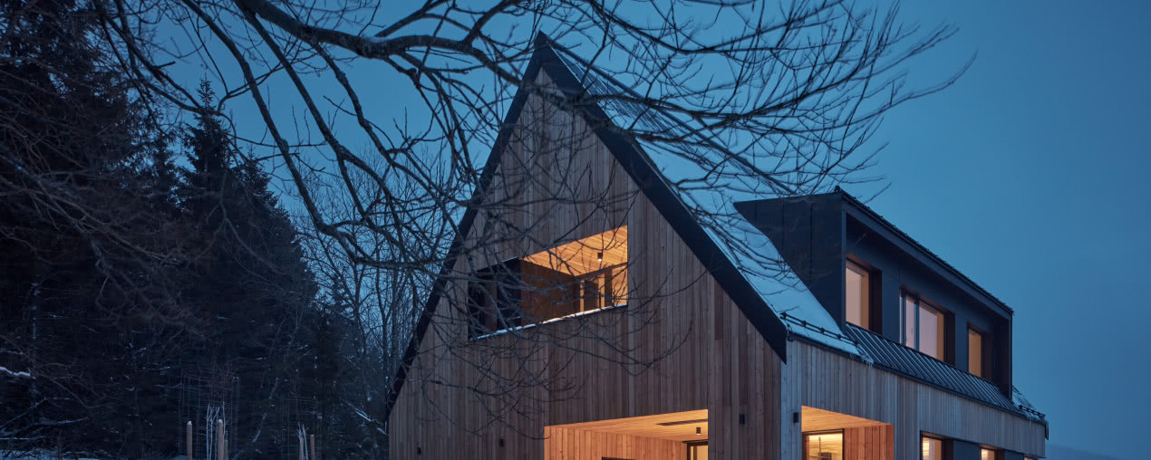 Drewniany domek w czeskich Karkonoszach. Rodzina mieszka tu cały rok!