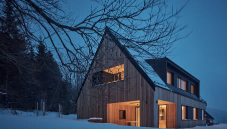 Drewniany domek w czeskich Karkonoszach. Rodzina mieszka tu cały rok!