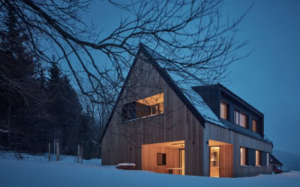 Drewniany domek w czeskich Karkonoszach. Rodzina mieszka tu cały rok!