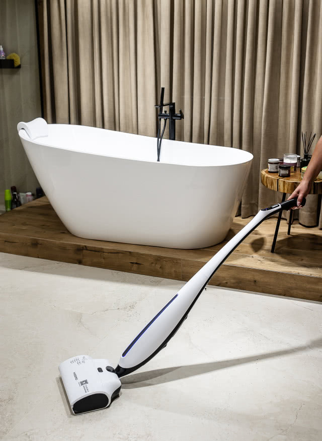 wanna wolnostojąca, drewniany podest, czarna bateria zawannowa, zasłony, mop bioniczny