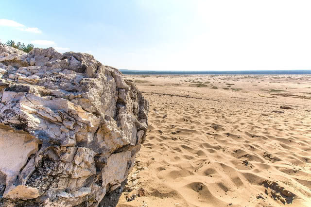 głaz na tle pustyni