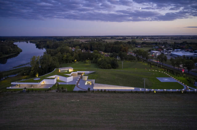 Dom-wydma wpisany w otoczenie.