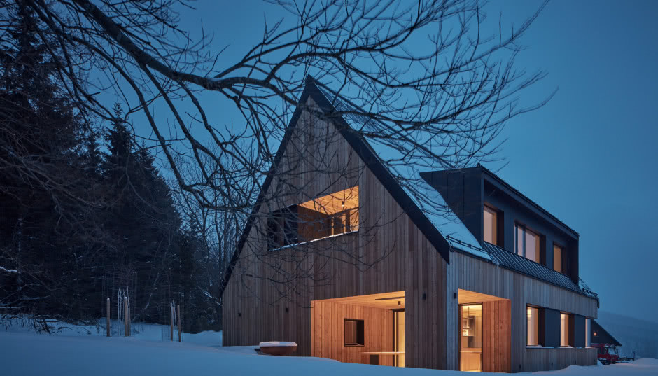 Drewniany domek w czeskich Karkonoszach. Rodzina mieszka tu cały rok!