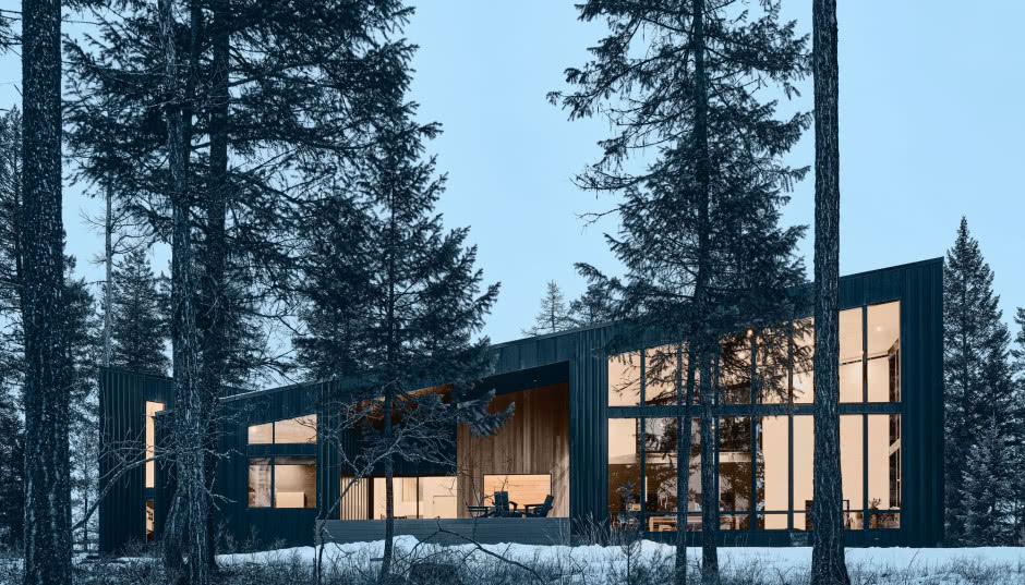 Ten dom ma wielkie okna z widokiem na las! Leży w Górach Skalistych wtopiony w naturę