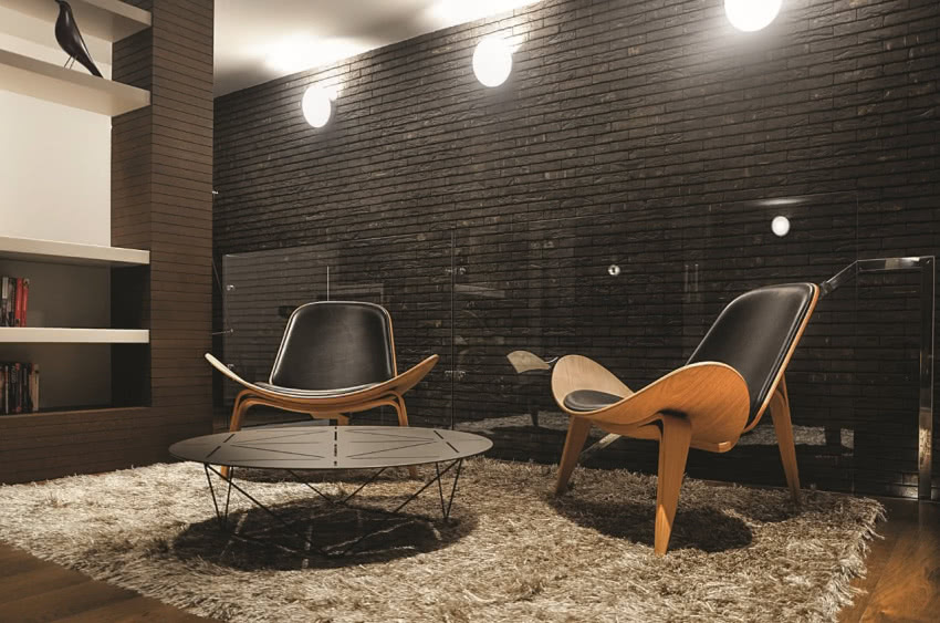 Ściana wyłożona cegłami ręcznie formowanymi,...