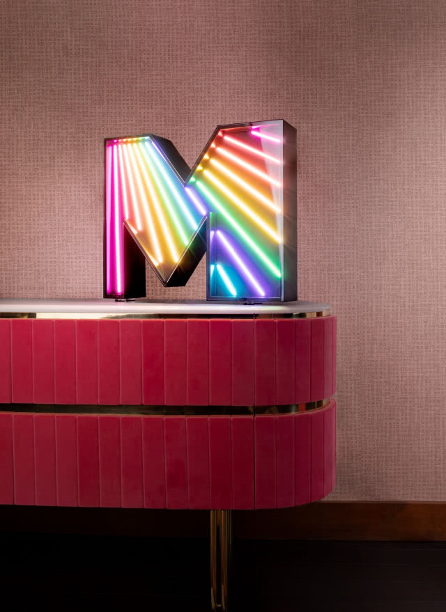 neon przedstawiający liiterę M