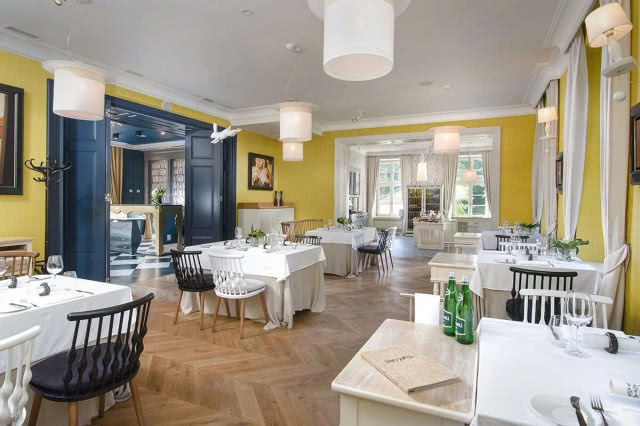 restauracją z białym królikiem u sufitu