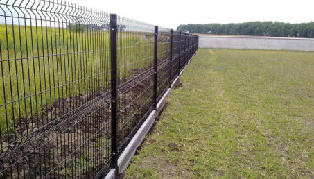 Samodzielny montaż ogrodzenia panelowego - czy warto? Porównanie z usługą profesjonalną