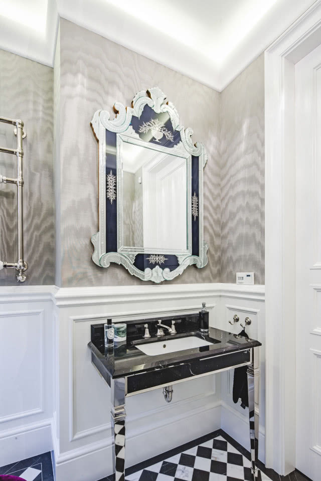 Zdobione lustro srebrne