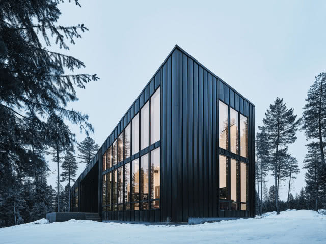 bryła dużymi oknami