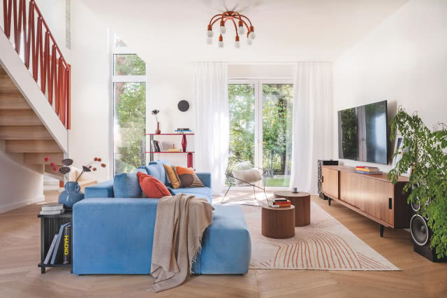 salon z niebieską sofą