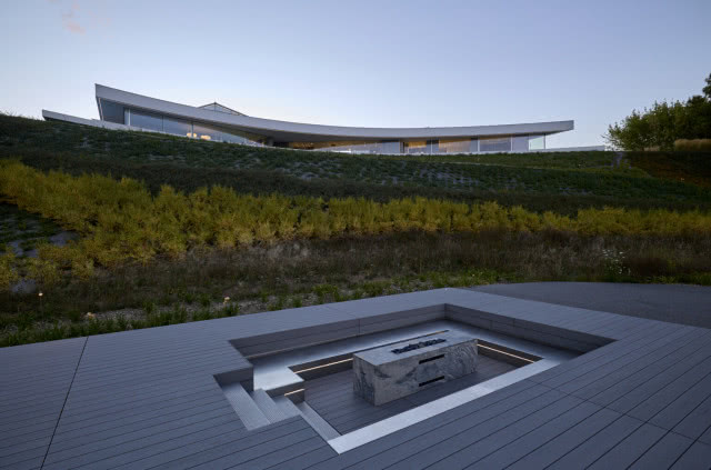 Dom-wydma z pozycji żabiej.