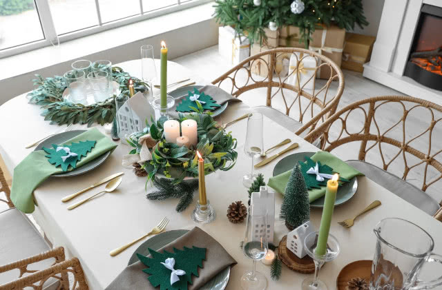 stół utrzymany w zieleni, ujęcie z góry