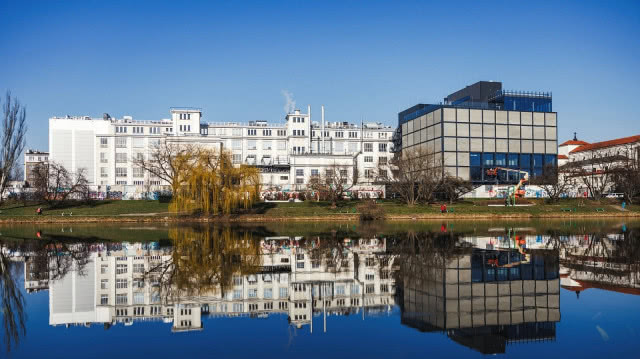 nowa fabryka i muzeum, widok od strony Jeziora Kamionkowskiego