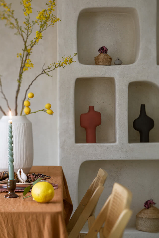 regał wykuty w ścianie