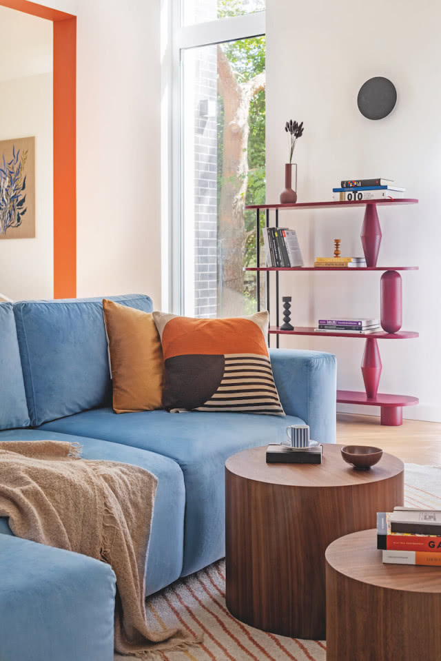 kolorowy regał w salonie