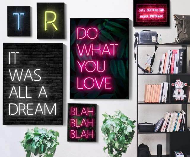 kilka obrazów w neonami