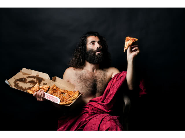 mężczyzna je pizzę