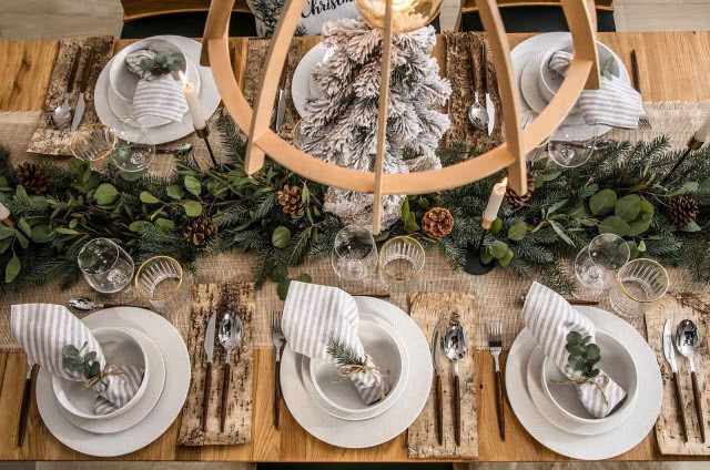 stół inspirowany naturą, ujęcie z góry