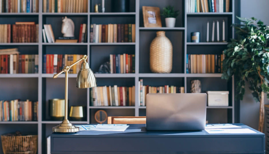 Jak zaaranżować miejsce do pracy w salonie? Idealne triki na pracę zdalną