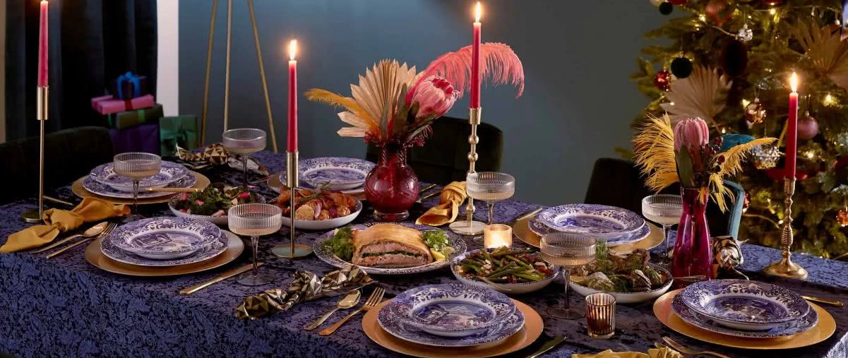 Dekoracje stołów na Boże Narodzenie w 7 kolorach. Nakrycia, które budują nastrój
