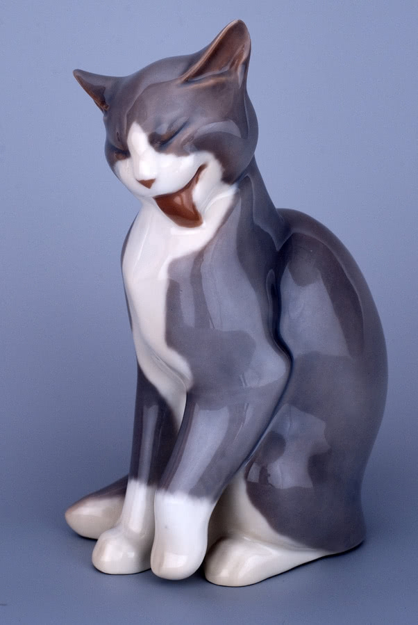 „Myjący się kotek” (1915-51), porcelana,  wys....