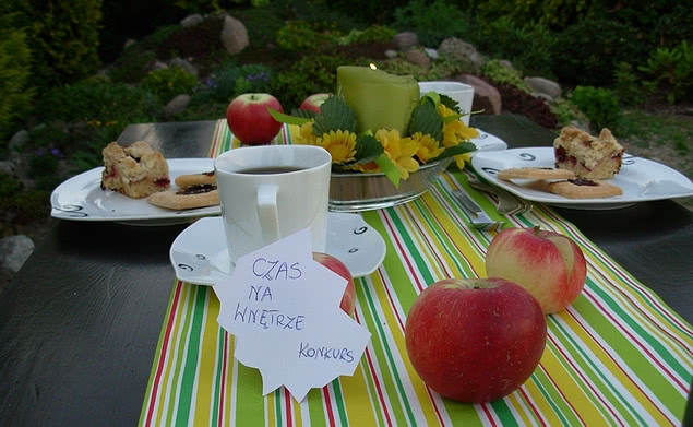 Stół w letniej aranżacji, fot. Kasiunia23
