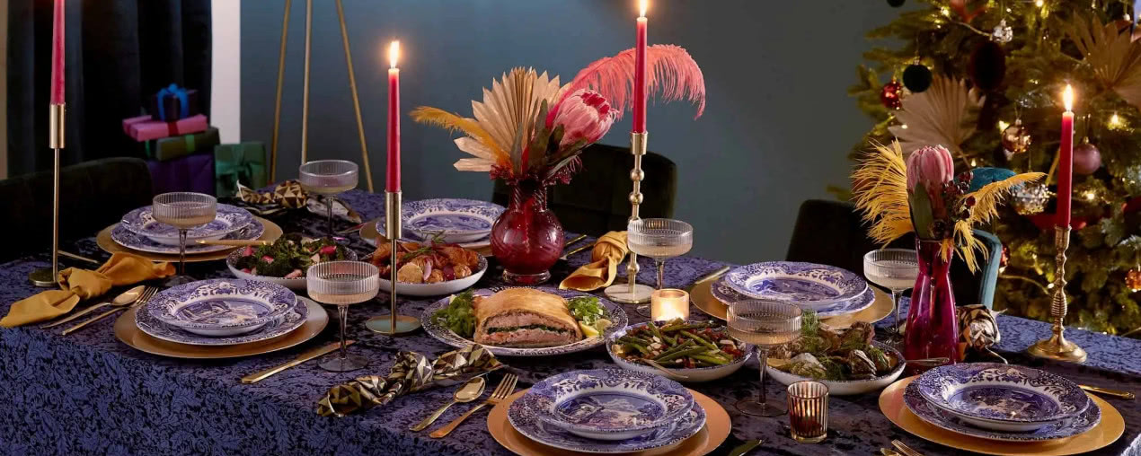 Dekoracje stołów na Boże Narodzenie w 7 kolorach. Nakrycia, które budują nastrój