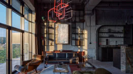 Modernizm, futuryzm i funkcjonalizm. Loft w klimacie wyścigów samochodowych