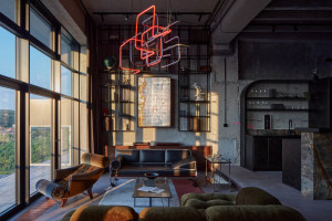 Modernizm, futuryzm i funkcjonalizm. Loft w klimacie wyścigów samochodowych