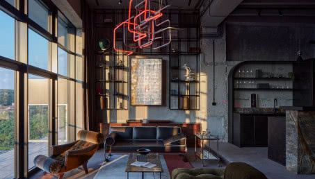 Modernizm, futuryzm i funkcjonalizm. Loft w klimacie wyścigów samochodowych