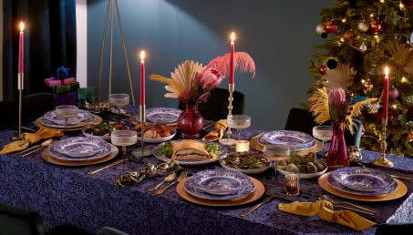 Dekoracje stołów na Boże Narodzenie w 7 kolorach. Nakrycia, które budują nastrój