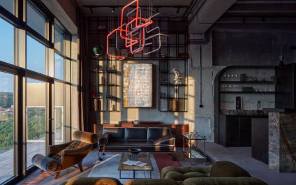 Modernizm, futuryzm i funkcjonalizm. Loft w klimacie wyścigów samochodowych