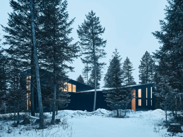 widok na dom o zmierzchu