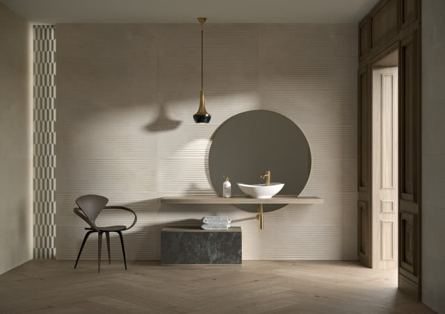 okrągłe lustro, umywalka nablatowa, drewniany blat, ręczniki, szafka, krzesło, oświetlenie sufitowe