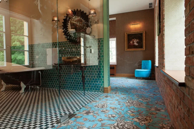 sypialnia z przeszklona łazienką