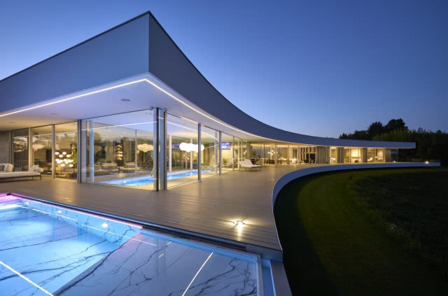 Podświetlony dom-wydma. Widok z basenu.