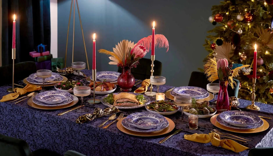 Dekoracje stołów na Boże Narodzenie w 7 kolorach. Nakrycia, które budują nastrój