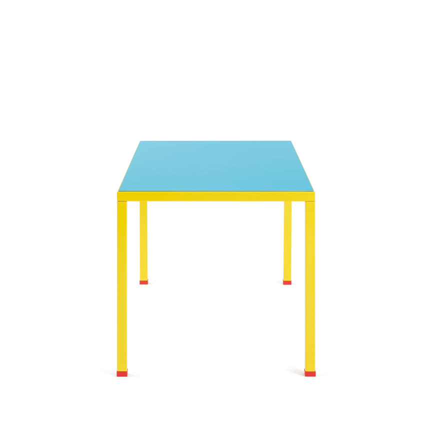 Stół Violetta zaprojektowany 
został w1981 roku...