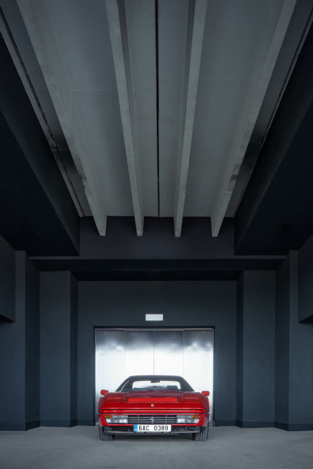 Czerwone ferrari 328 GTB w garażu