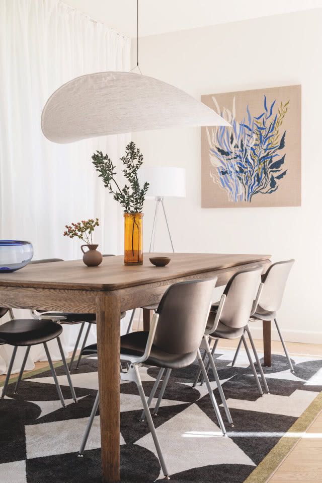 stół w jadalni i krzesła z lat 60.