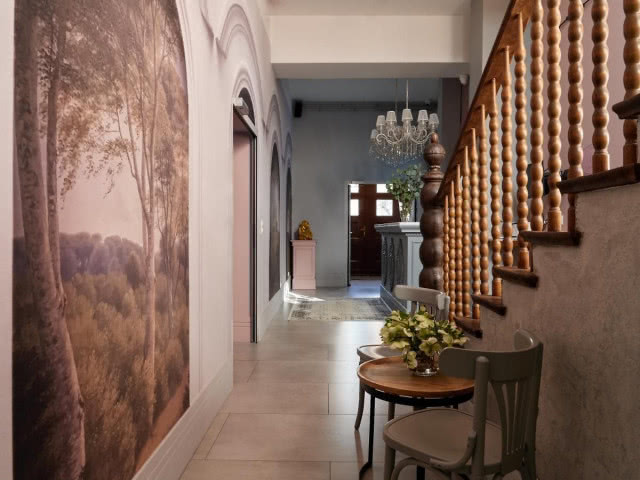 korytarz ze schodami z tralkową balustradą