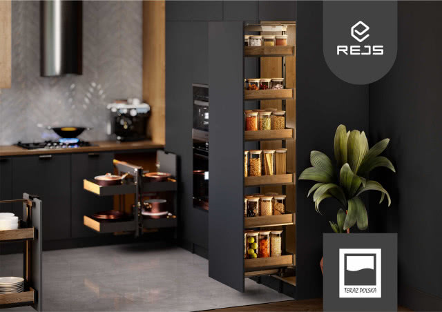 czarne meble kuchenne, wysuwana duża szafka cargo na produkty spożywcze, płyta grzewcza, okap