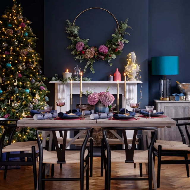 stół w kolorach granatowym i fioletowym