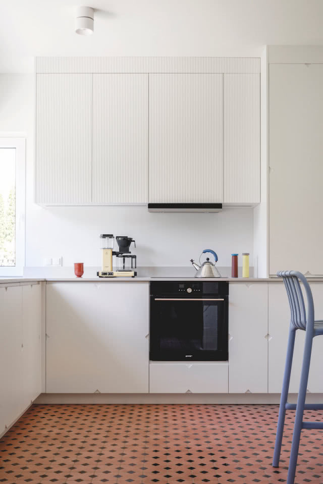 biała kuchnia i podłoga terakotowa