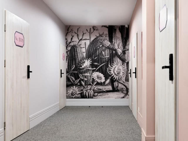 korytarz z drzwiami do poszczególnych pokoi