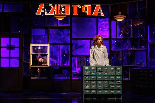 kobieta stoi za pulpitem